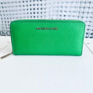 🛑 SOLD 🛑 Michael Kors Jet Set Saffiano Leather Quarter-Zip Wallet Green